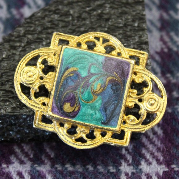 Jewelry - Enamel swirl Gold-tone Pin